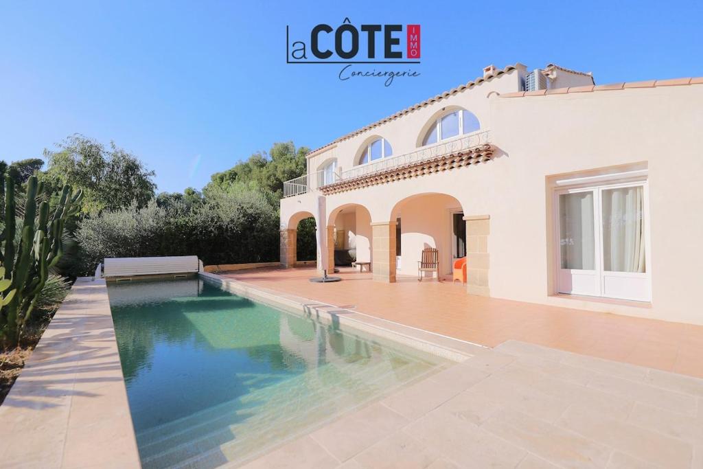 une villa avec piscine et une maison dans l'établissement Villa Arcade, à Carry-le-Rouet