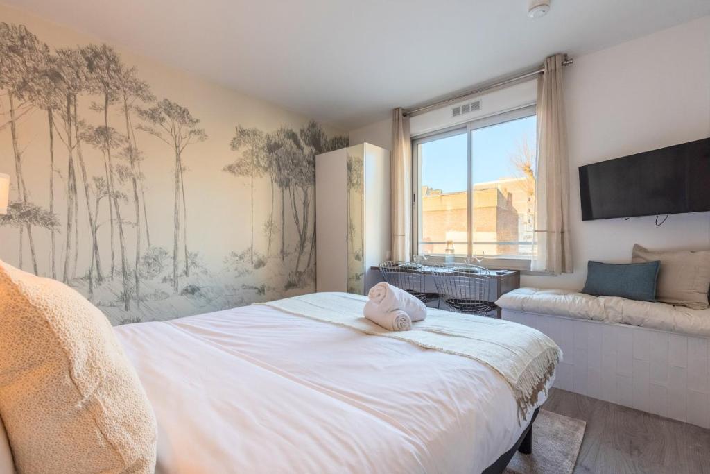 une chambre avec un lit avec un animal en peluche dessus dans l'établissement Studio proche écoles, commerces et centre-ville, à Lille