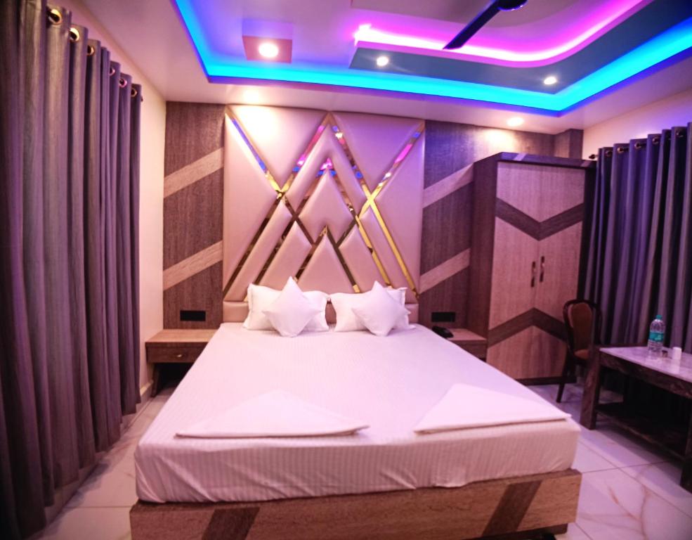 Postel nebo postele na pokoji v ubytování Hotel Maniraj Inn