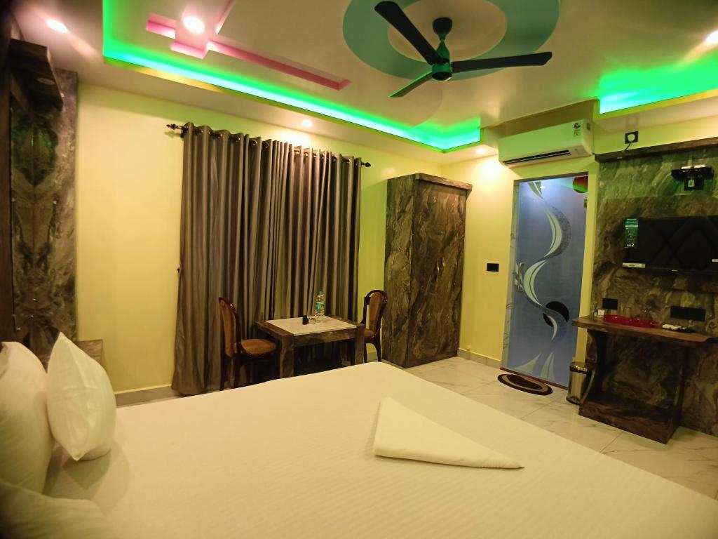 Postel nebo postele na pokoji v ubytování Hotel Maniraj Inn