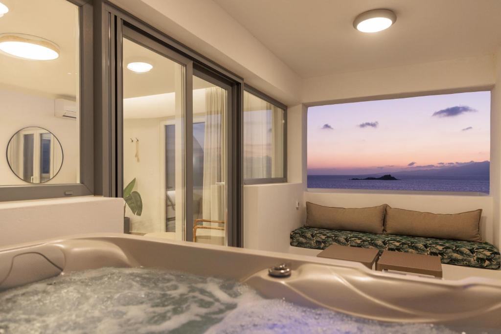 Fotografie z fotogalerie ubytování Seanfinity Beachfront Suites v destinaci Mikri Vigla