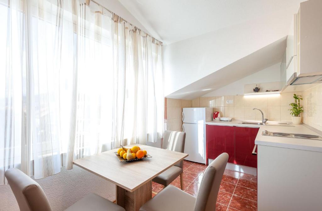 Kuchyň nebo kuchyňský kout v ubytování Apartments Kike