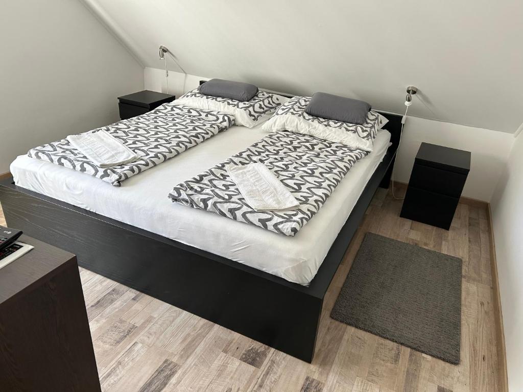 Łóżko lub łóżka w pokoju w obiekcie Komo Apartment
