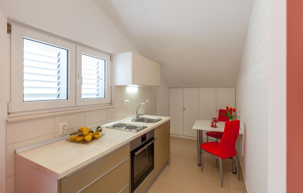 Kuchyň nebo kuchyňský kout v ubytování Apartments Kike