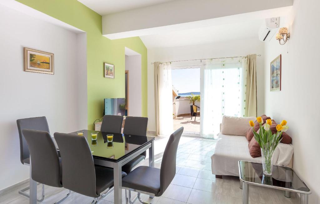 - un salon avec une table à manger et un canapé dans l'établissement Apartments Kike, à Kaštela