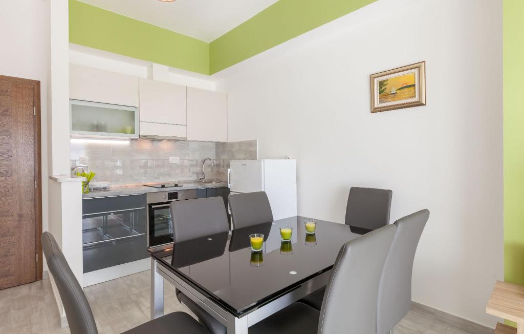 Kuchyň nebo kuchyňský kout v ubytování Apartments Kike