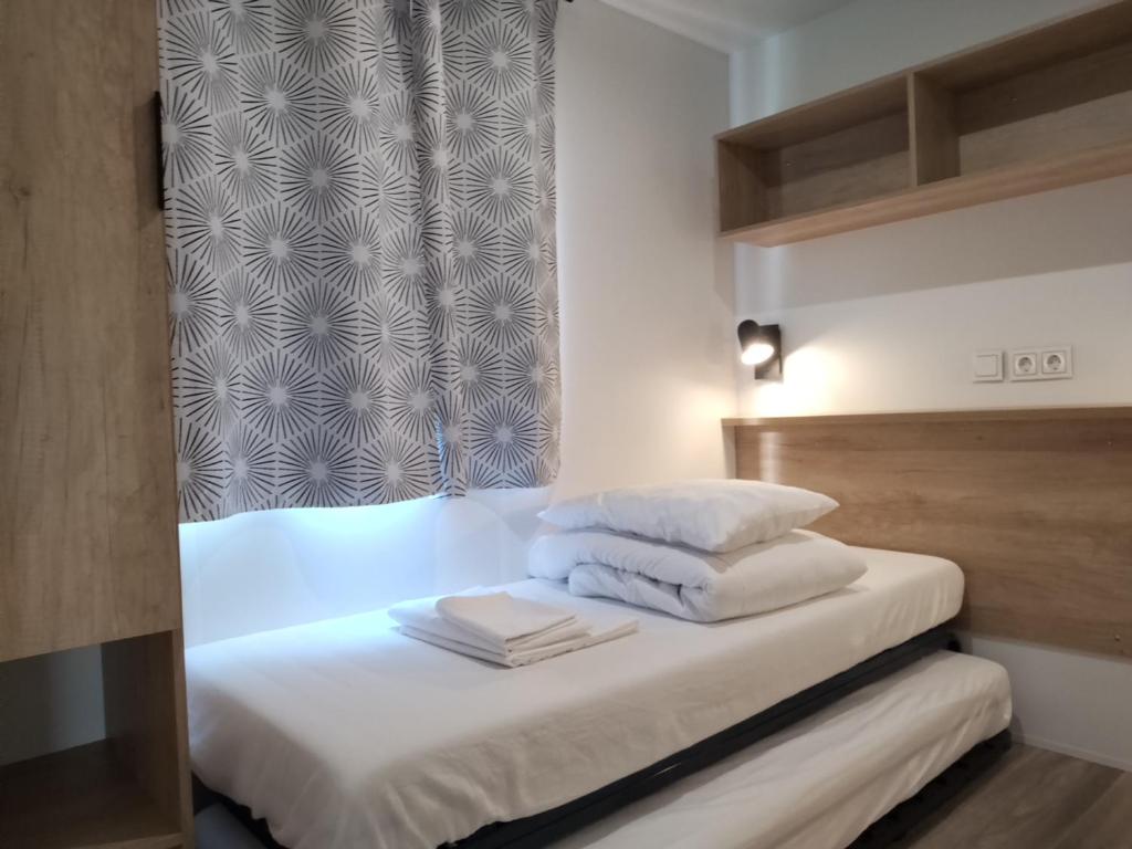 Posteľ alebo postele v izbe v ubytovaní Camping les lodges du lagon