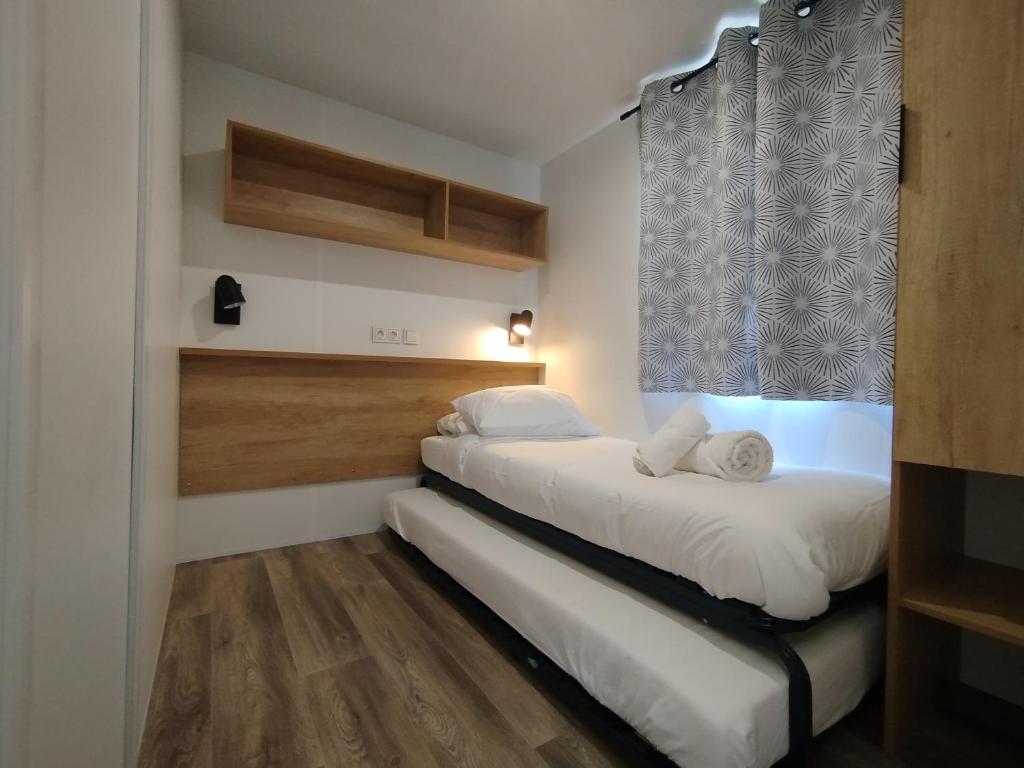Posteľ alebo postele v izbe v ubytovaní Camping les lodges du lagon