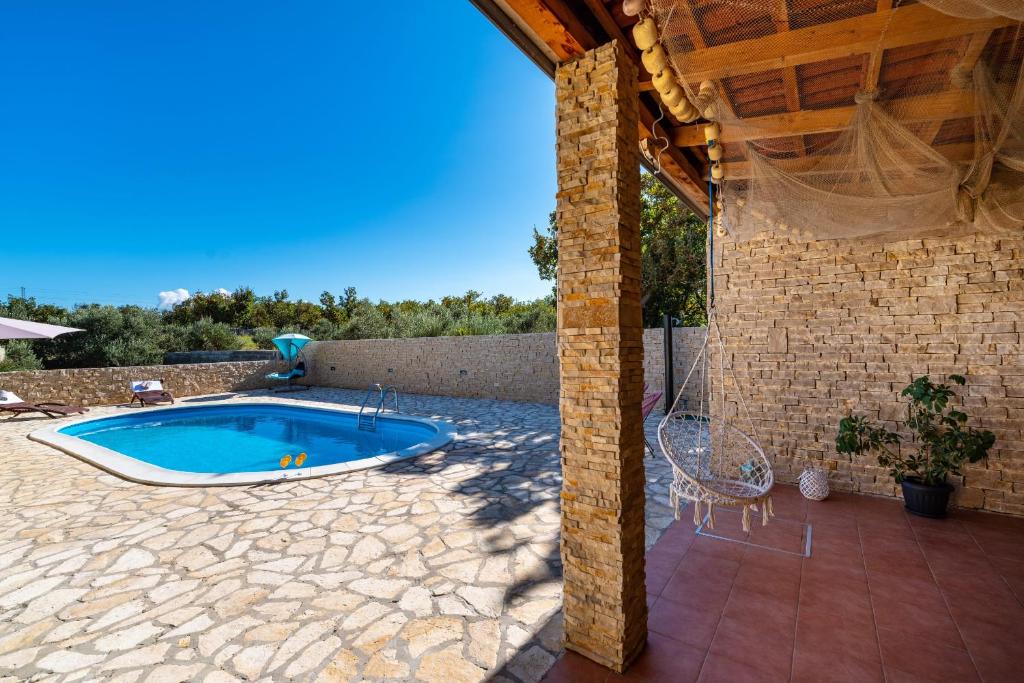 Basen w obiekcie Villa Didov dvor ZadarVillas lub w pobliżu