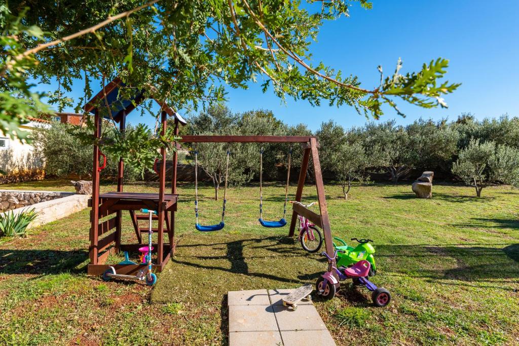 Plac zabaw dla dzieci w obiekcie Villa Didov dvor ZadarVillas