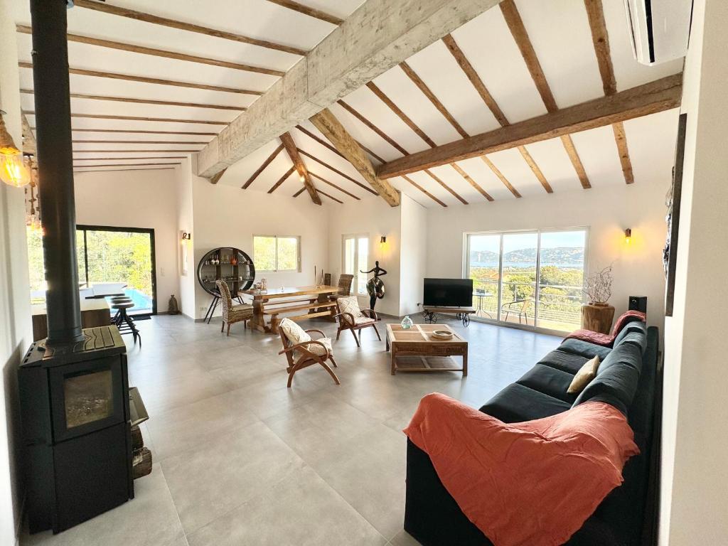- un salon avec un canapé et un poêle à bois dans l'établissement Villa vue mer et montagnes 9 pers, à Porto-Vecchio