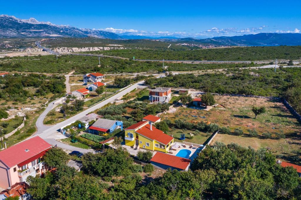 widok z góry na dom w obiekcie Villa Didov dvor ZadarVillas w mieście Vinjerac
