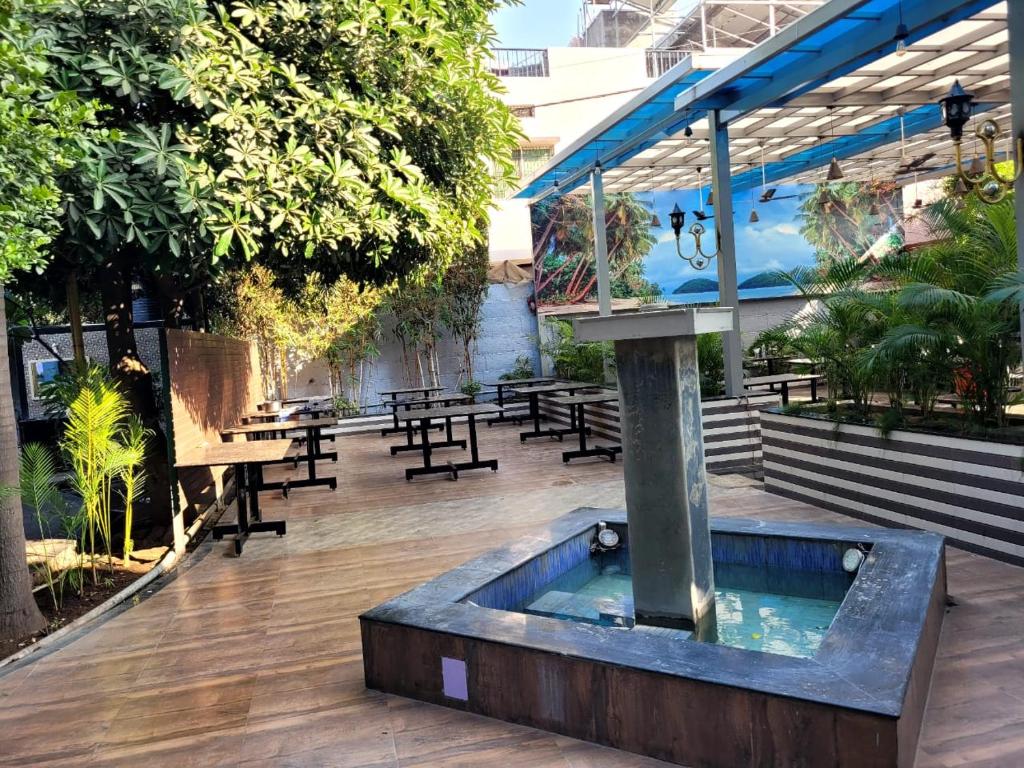 Bazén v ubytování Hotel Yogesh Nisarga, Chhatrapati Sambhajinagar nebo v jeho okolí