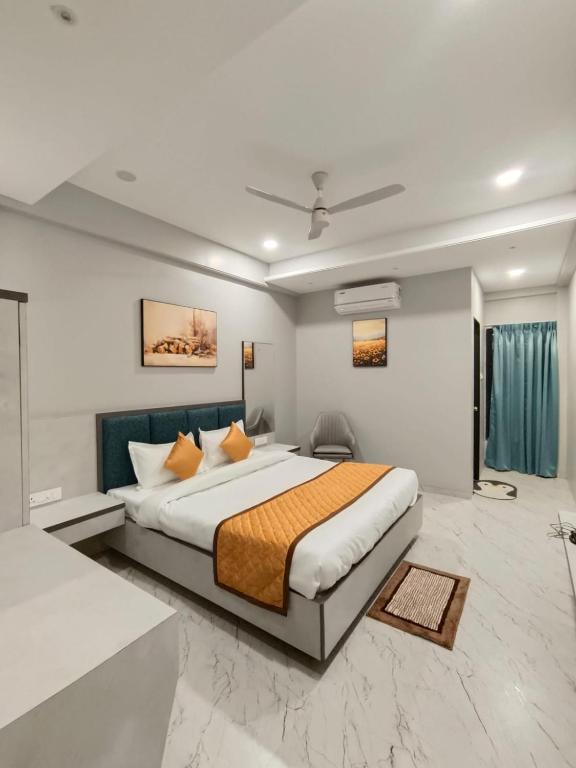 Postel nebo postele na pokoji v ubytování Hotel Yogesh Nisarga, Chhatrapati Sambhajinagar