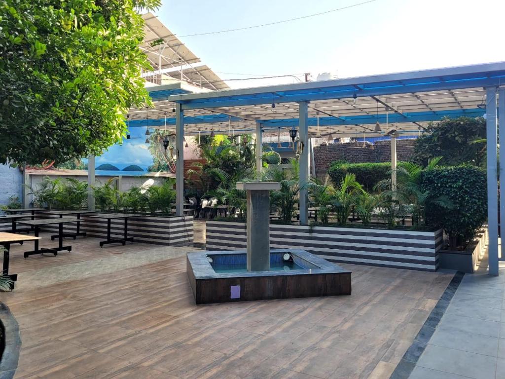 Bazén v ubytování Hotel Yogesh Nisarga, Chhatrapati Sambhajinagar nebo v jeho okolí