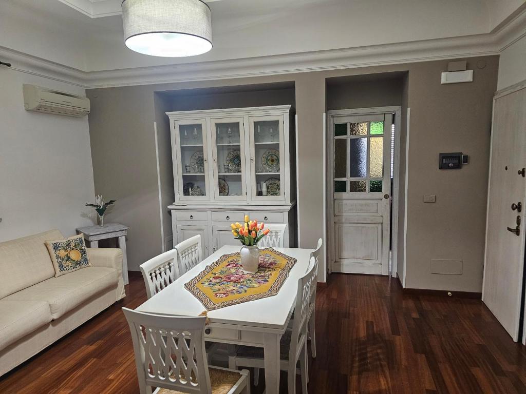 A seating area at MeliKris home