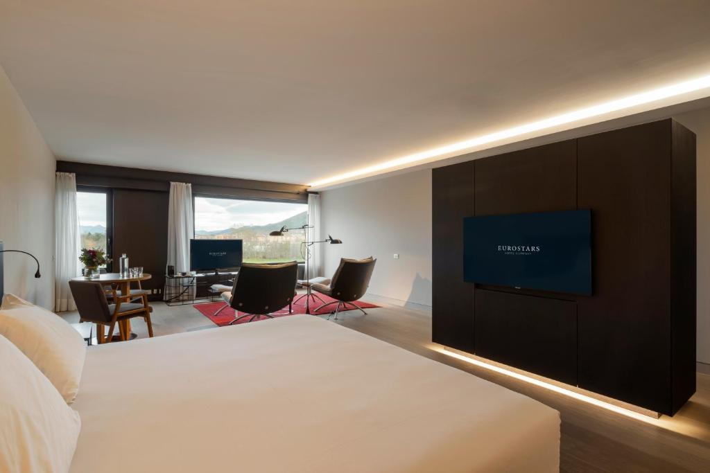 Cama o camas de una habitación en Eurostars Pamplona