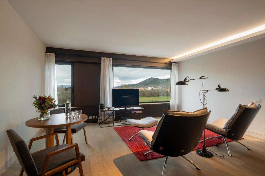 Una televisión o centro de entretenimiento en Eurostars Pamplona