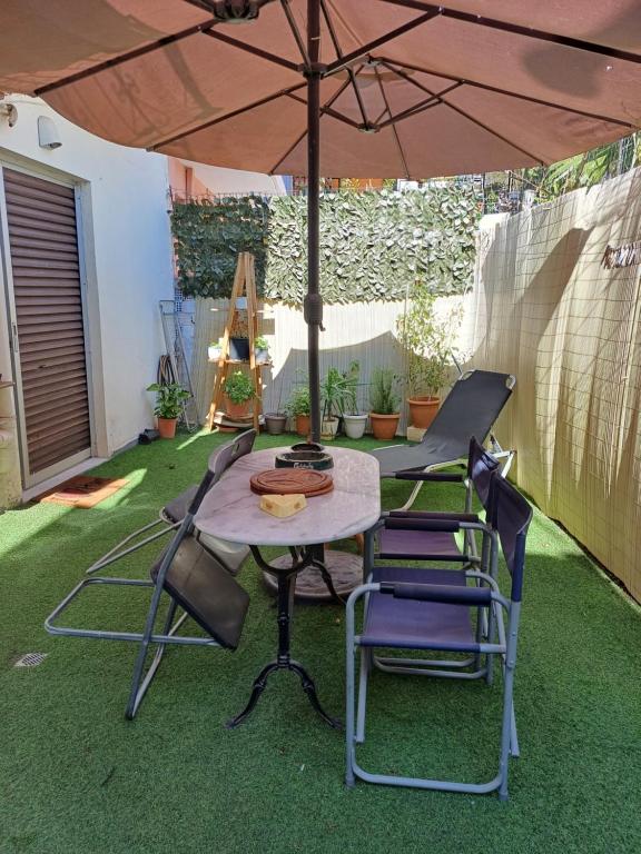 Vonkajšia záhrada v ubytovaní "ΑΡΜΟΝΊΑ" ΔΙΑΜΕΡΙΣΜΑ, ΚΑΛΑΜΑΤΑ-"HARMONY" apartment, Kalamata