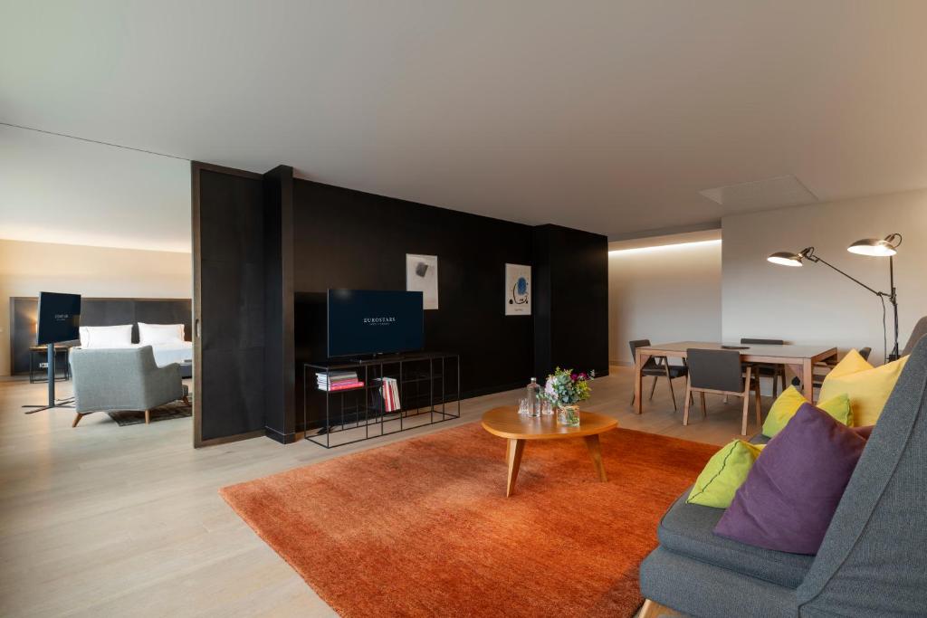 Una televisión o centro de entretenimiento en Eurostars Pamplona