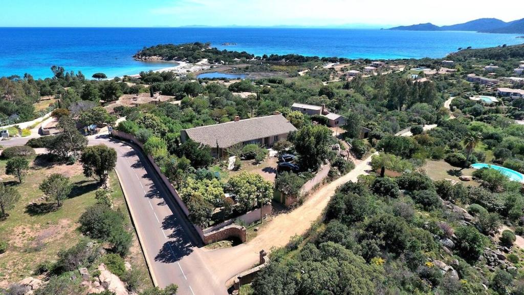 - une vue aérienne sur une maison avec une route et l'océan dans l'établissement Villa Rossa Palombaggia T4, à Porto-Vecchio