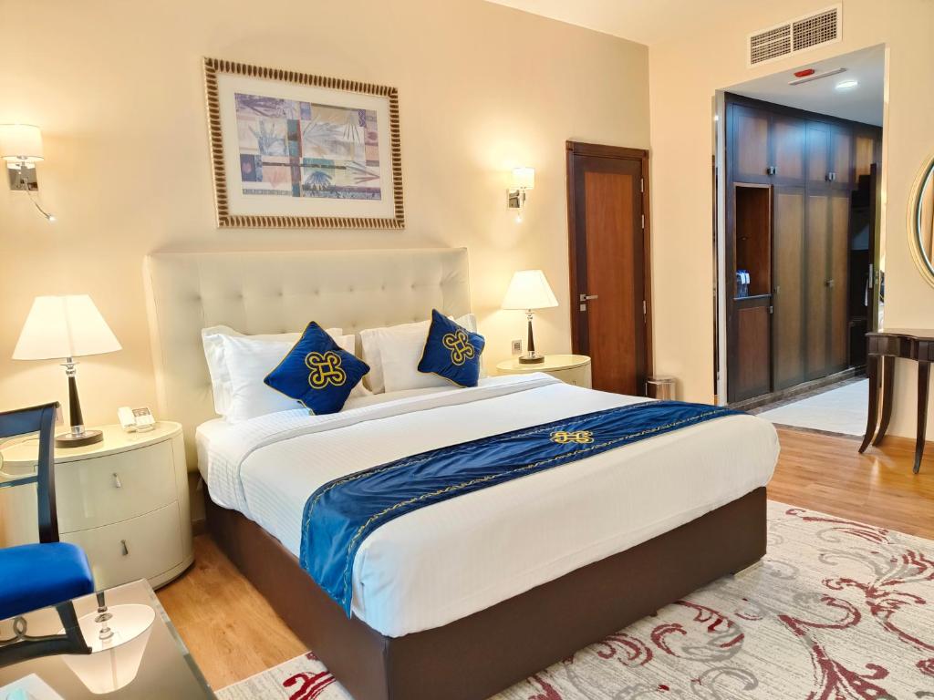Postel nebo postele na pokoji v ubytování Seven Seas Hotel