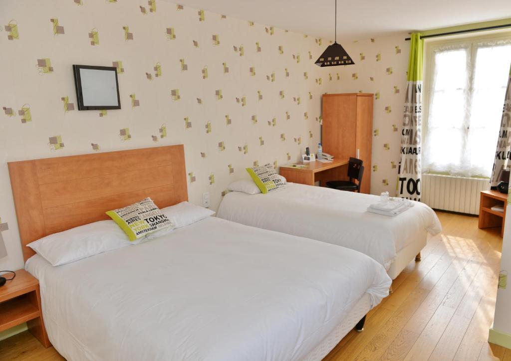 Postel nebo postele na pokoji v ubytování Logis Hôtel de la Poste