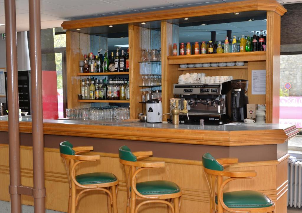 Lounge nebo bar v ubytování Logis Hôtel de la Poste