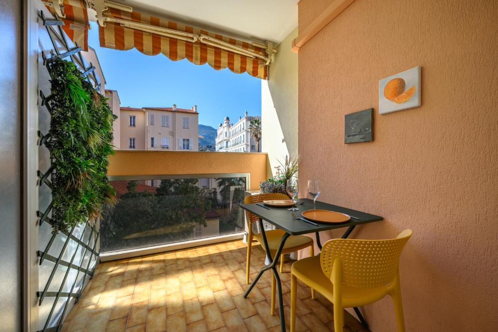 un balcon avec une table, des chaises et une fenêtre dans l'établissement 