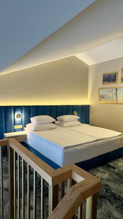 Łóżko lub łóżka w pokoju w obiekcie Hotel Mazurski Raj