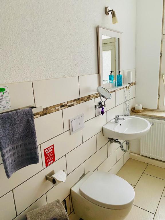 un bagno con un water e un lavandino di Bärliner Hotel a Erfurt