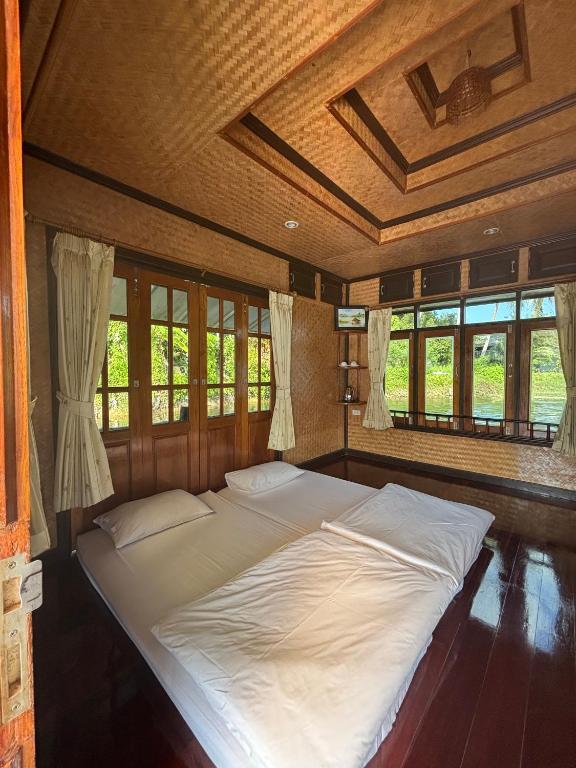 Postel nebo postele na pokoji v ubytování บ้านต้นรักษ์ BanTonRuk Takuapa