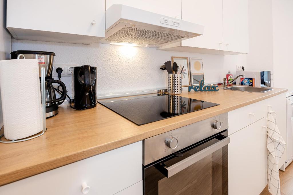 a kitchen with a sink and a counter top at Easystay24 - Moderne Wohnungen in Oberhausen in Oberhausen