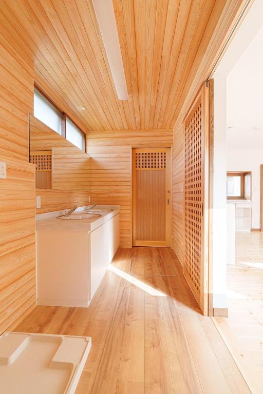 南陽市にあるつるのこ縁屋の木製の壁と木製の天井のキッチン