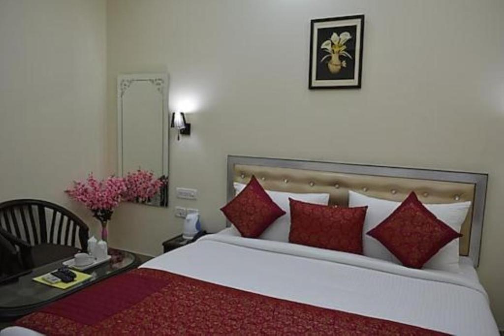 Postel nebo postele na pokoji v ubytování Jet Fox by Aero View Hotel, Delhi Airport