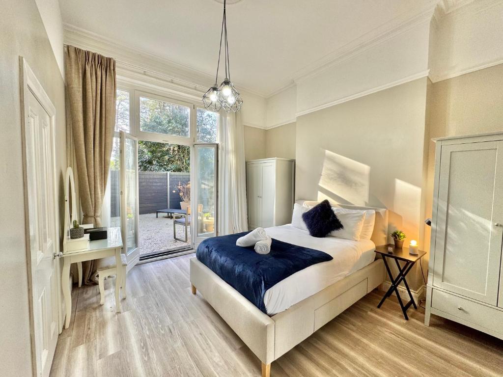 sypialnia z łóżkiem i dużym oknem w obiekcie Spacious Bournemouth Apartment - Close to Town Centre and Beach - Free Parking - Sleeps 6 w Bournemouth