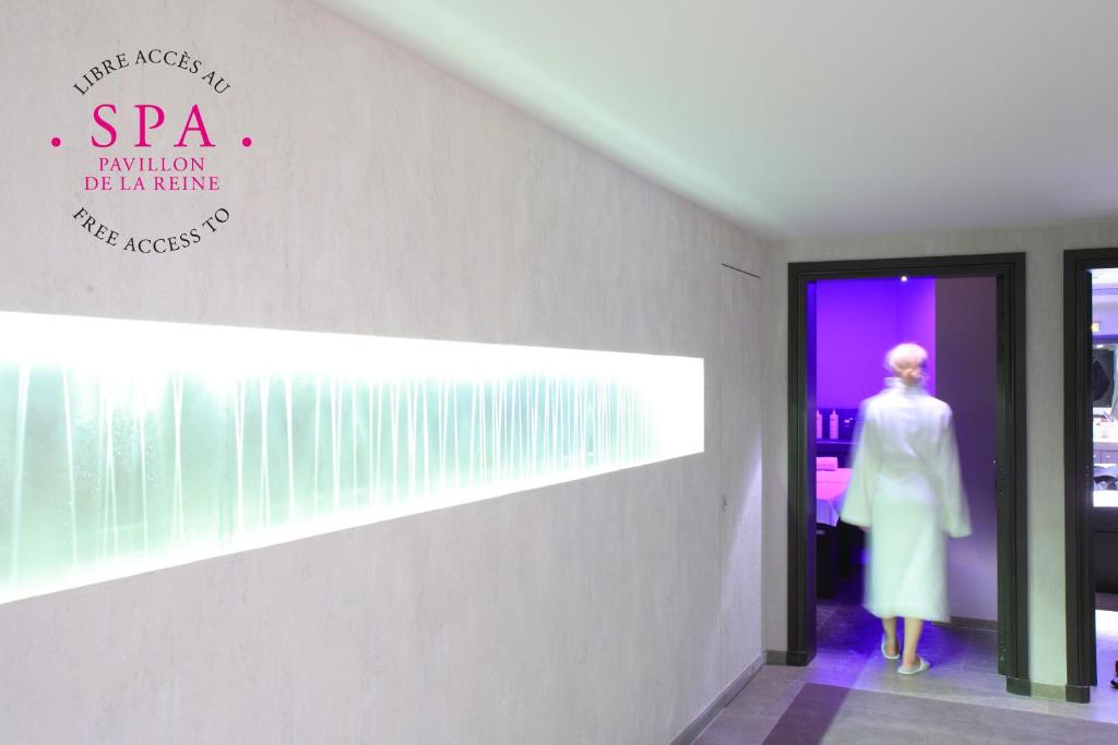 Hôtel du Petit Moulin, Haute Couture hotel by Lacroix - Resim 39