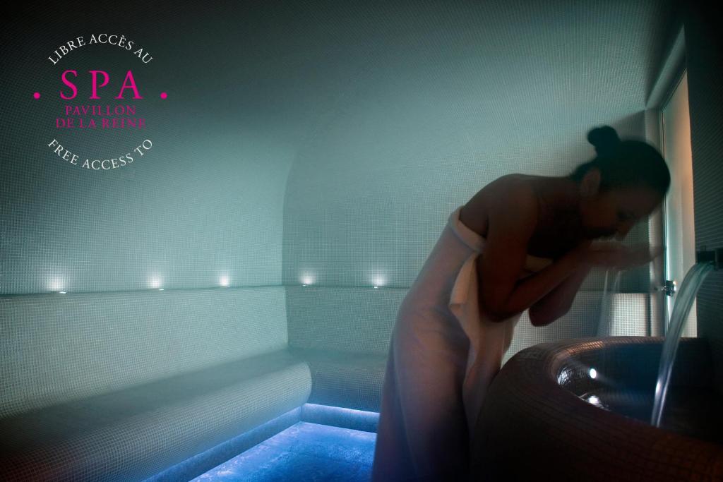 Hôtel du Petit Moulin, Haute Couture hotel by Lacroix - Resim 41