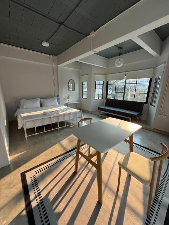 een woonkamer met een bed en een tafel bij XX Yellow Place Sukhumvit soi 2 - BTS Nana เยลโล่ เพลส บีทีเอส นานา in Bangkok