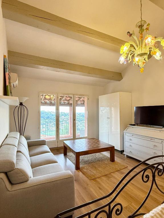 un salon avec un canapé et une table dans l'établissement Magnifique Studio Cagnes Sur Mer, à Cagnes-sur-Mer