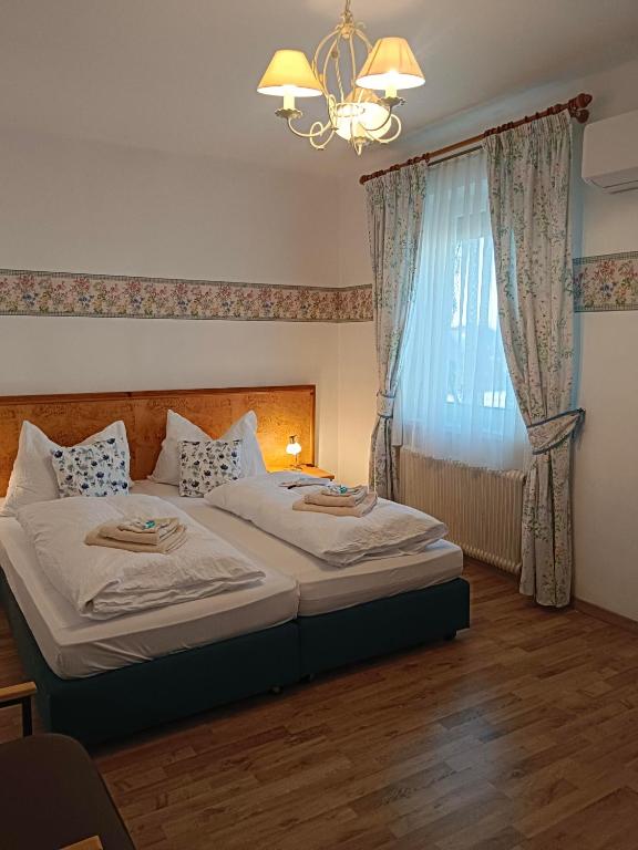 Postel nebo postele na pokoji v ubytování Wein & Landhaus Willi Opitz