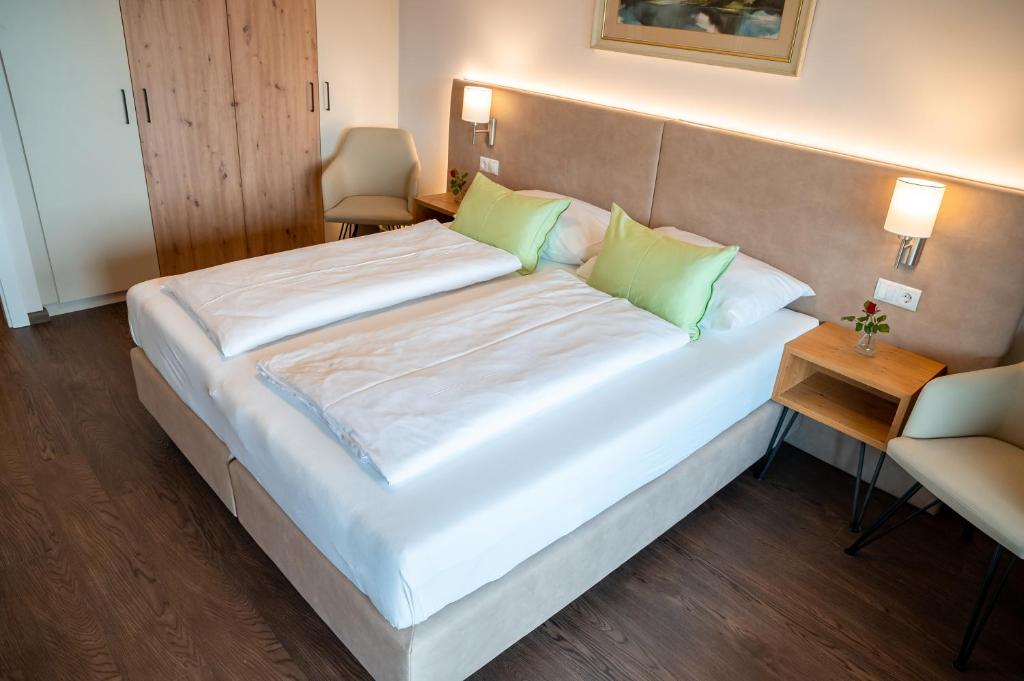 Łóżko lub łóżka w pokoju w obiekcie Hotel Haus Arenberg