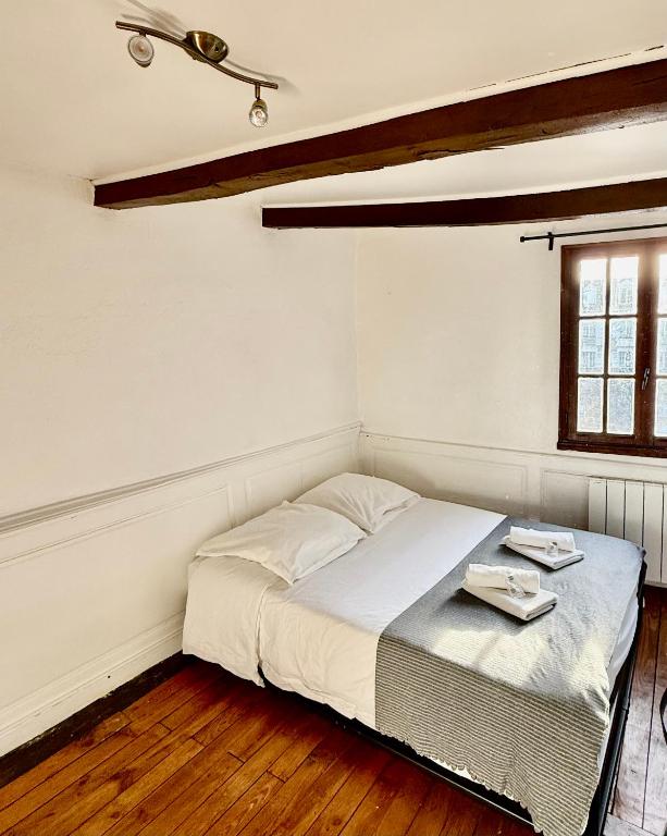 - une chambre avec un lit et 2 assiettes dans l'établissement «Studio 1 » Rue Huchette -DABNB, à Limoges