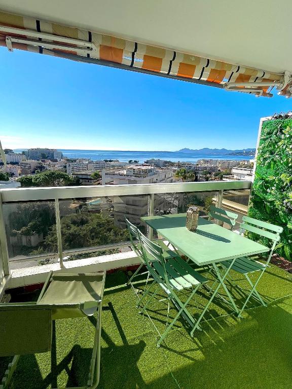 une table et des chaises sur un balcon avec vue dans l'établissement Vue mer, climatisation, 10 min des plages, à Antibes