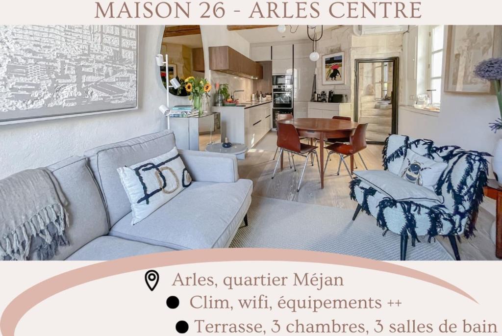 un salon avec un canapé et des chaises et une cuisine dans l'établissement Luxury Town House Centre Arles, à Arles