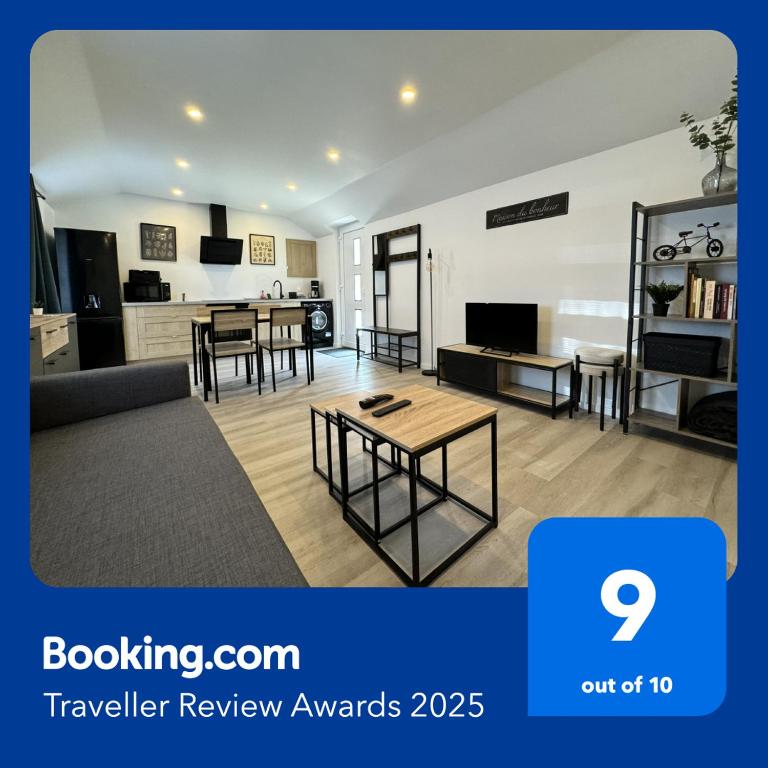 un salon avec un canapé et une table dans l'établissement Chez FanF & Nanie, à Isigny-sur-Mer