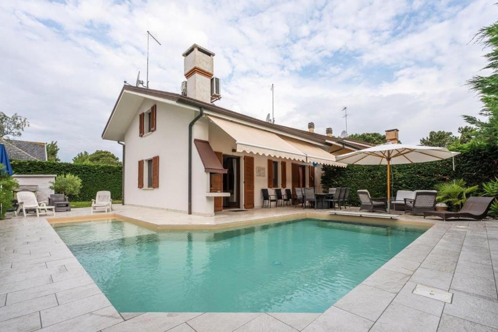 una piscina frente a una casa en Bavaria, en Palazzo Vianello