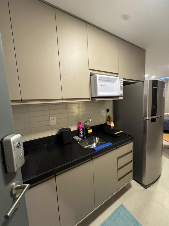 Kuchyň nebo kuchyňský kout v ubytování Flat a poucos metros do mar