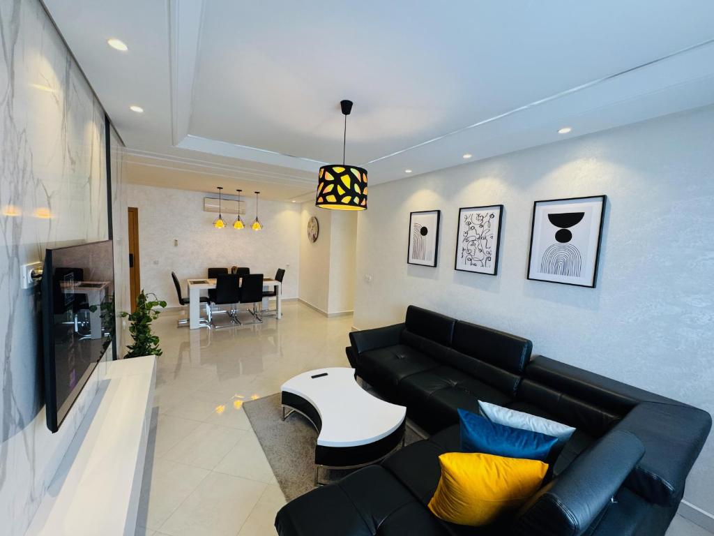 Een zitgedeelte bij Modern Apartment in the heart of Tangier