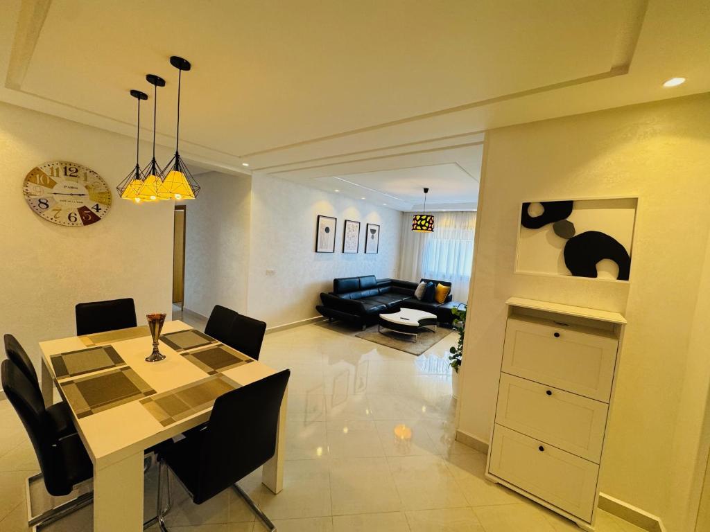 Een zitgedeelte bij Modern Apartment in the heart of Tangier